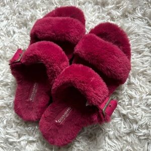 Kookaburra by Ugg women’s fur-ah shoes/slipper.